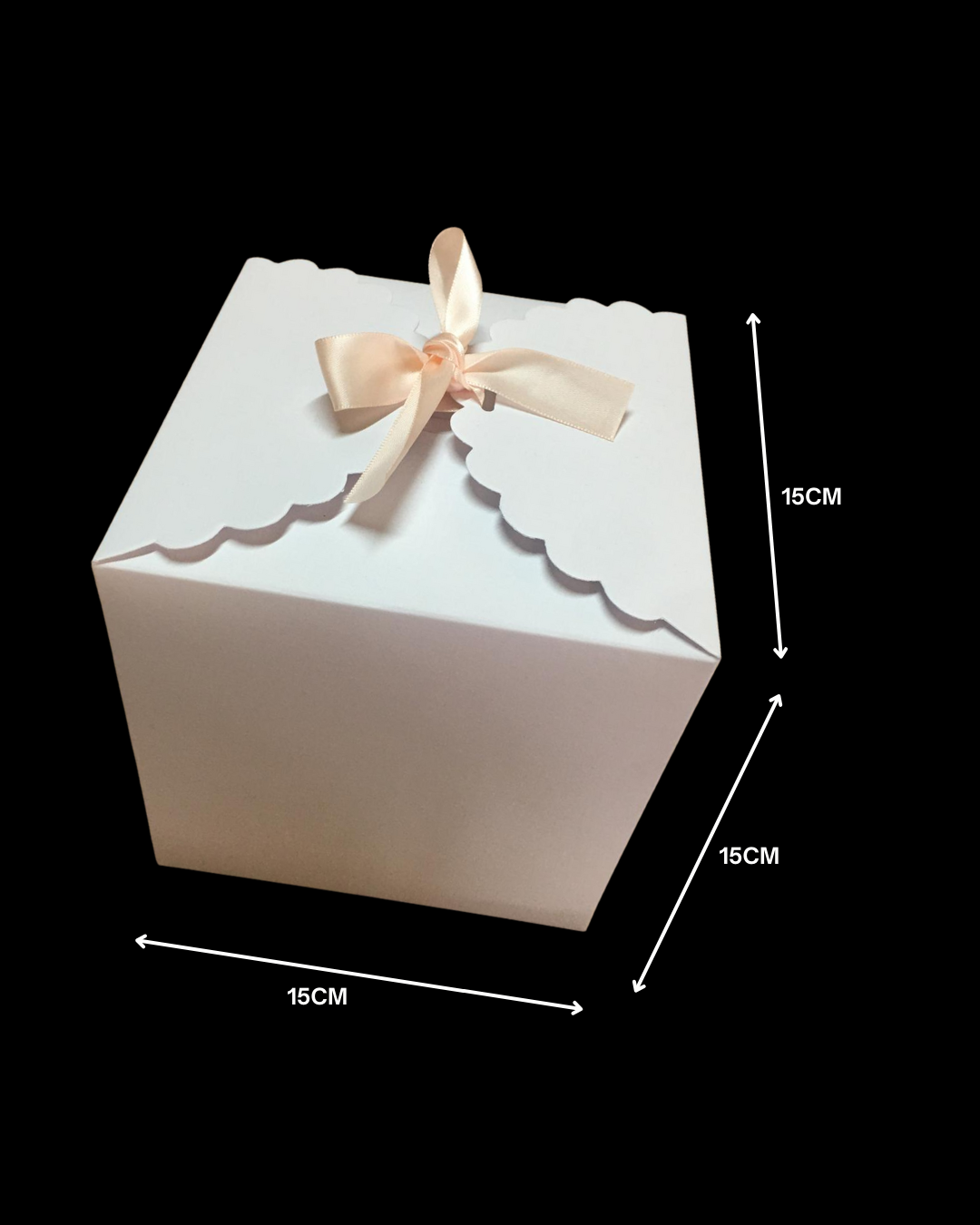 Caja cuadrada de cartoncillo blanco con lazo