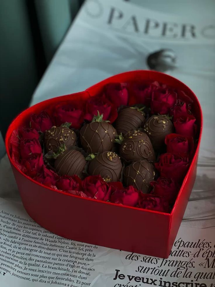 Caja de regalo en forma de corazon con tapa