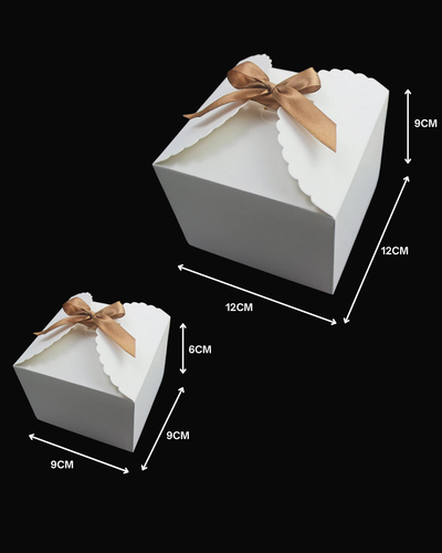 Caja cuadrada de cartoncillo blanco con lazo