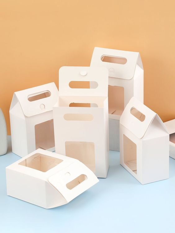 Caja estilo lonchera de papel kraft con ventanilla y asa