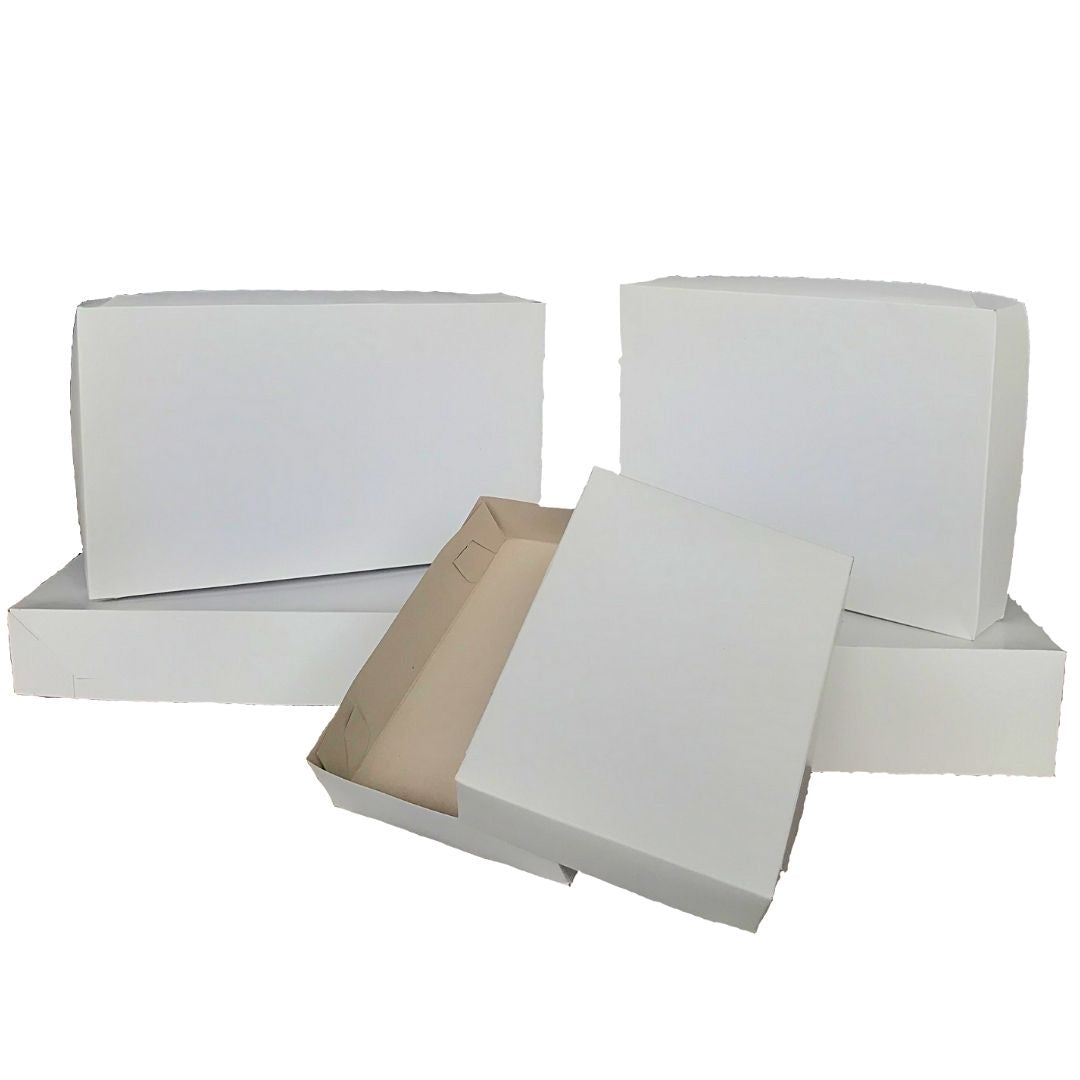 Caja blanca de cartoncillo con tapa para ropa y regalos